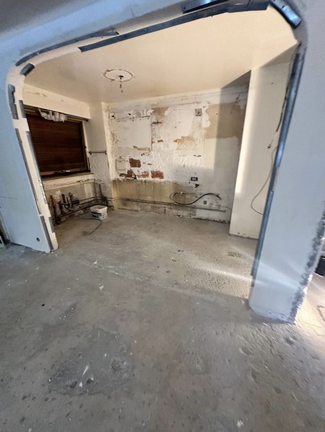 Cuisine pendant les travaux : murs décroûtés, arrivées d’eau apparentes et dalle brute
